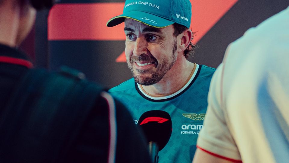 Fernando Alonso atiende a los medios de comunicación en Jeddah