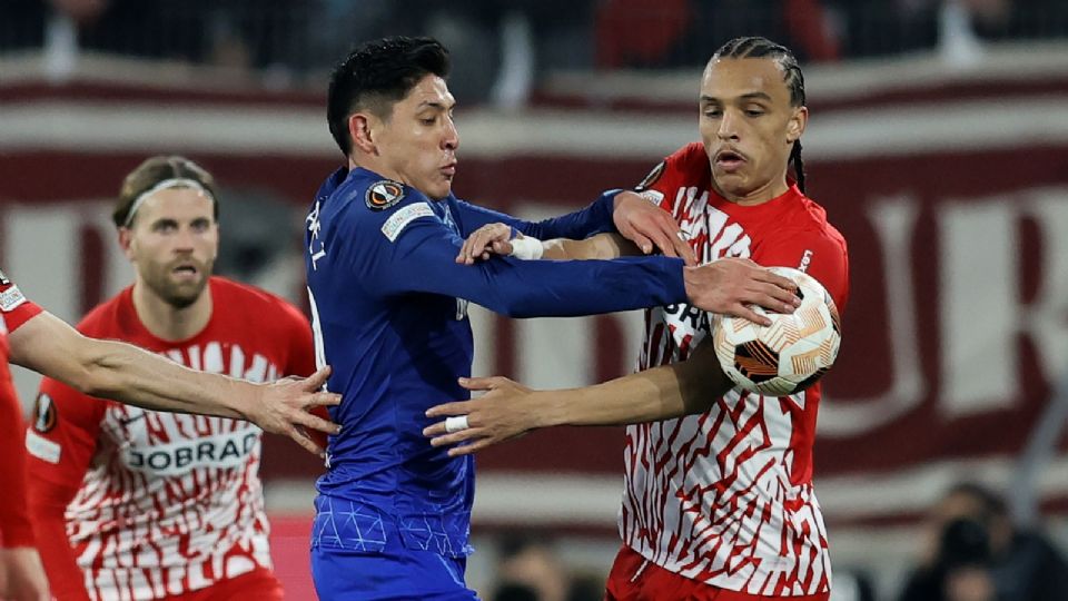 Kiliann Sildillia del Freiburg (D) en acción contra Edson Alvarez del West Ham (I) durante la Europa League de la UEFA.