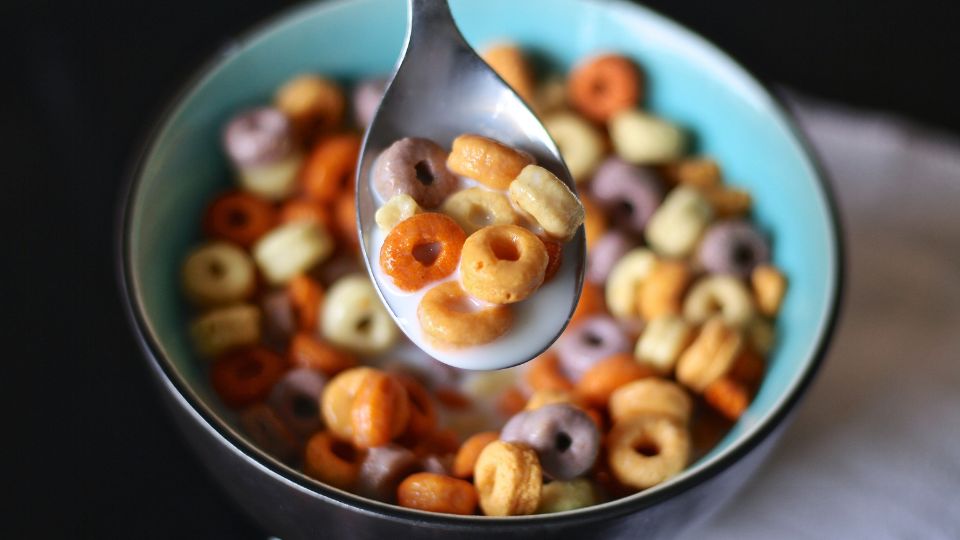 Kellogg's sugiera a familias de escasos recursos cenar cereal