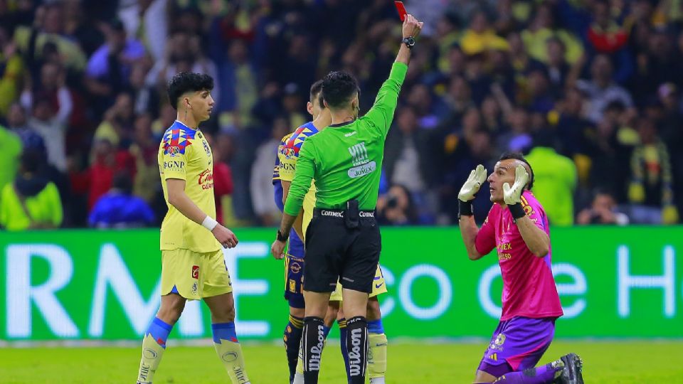 Adonai Escobedo, Arbitro Central muestra tarjeta roja a Nahuel Guzman, portero del Tigres durante el juego de vuelta de la Final del Torneo Apertura 2023