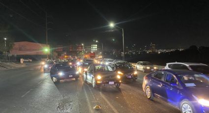 Colapsa tráfico de Morones Prieto por rescate en torre de electricidad