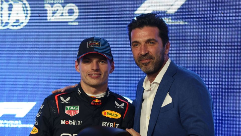 Max Verstappen de Red Bull Racing posa con el ex portero italiano Gianluigi Buffon después de obtener la pole position en la clasificación para el Gran Premio de Arabia Saudita de Fórmula Uno.