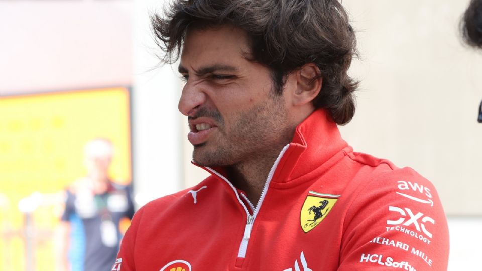 Carlos Sainz Jr de la Scuderia Ferrari en el paddock en Yeda, Arabia Saudita