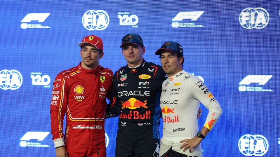 Charles Leclerc de Scuderia Ferrari, Max Verstappen de Red Bull Racing y Sergio Pérez de Red Bull Racing, posan para una foto después de la clasificación para el Gran Premio de Arabia Saudita de Fórmula Uno.