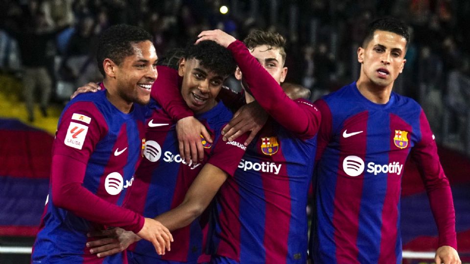 Lamine Yamal (2i) celebra su gol durante el encuentro correspondiente a la jornada 28 en Primera División que FC Barcelona y RCD Mallorca