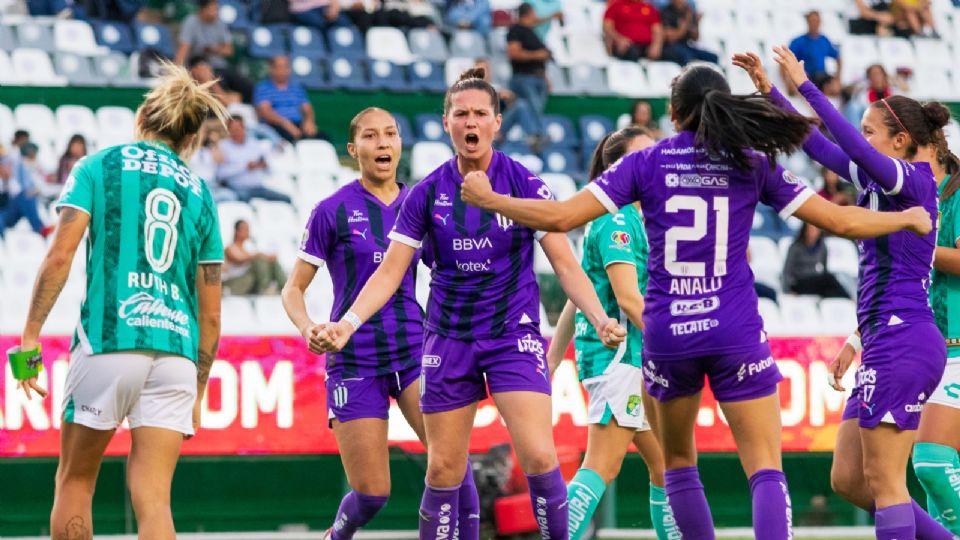 Merel van Dongen celebra su anotación frente a León