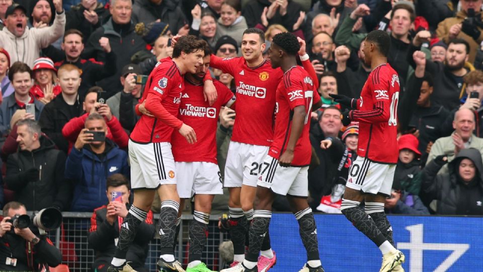 Bruno Fernandes (2-L) del Manchester United celebra con sus compañeros después de anotar el primer gol de su equipo durante el partido entre el Manchester United y el Everton FC.