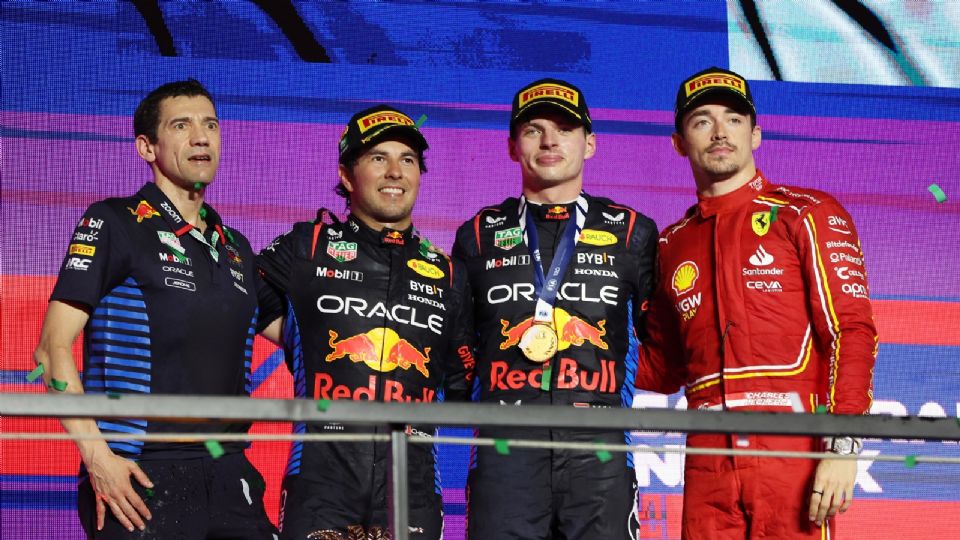 Sergio Pérez, Max Verstappen y Charles Leclerc en el podio después del Gran Premio de Arabia Saudita de Fórmula 1.