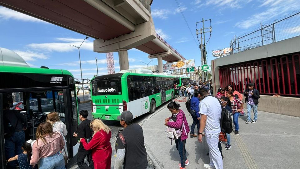 Ciudadanos tomando transmetro.