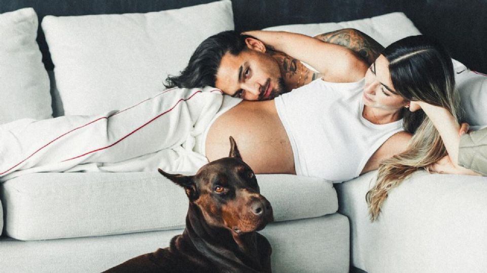 Maluma junto a su pareja Susana Gómez.