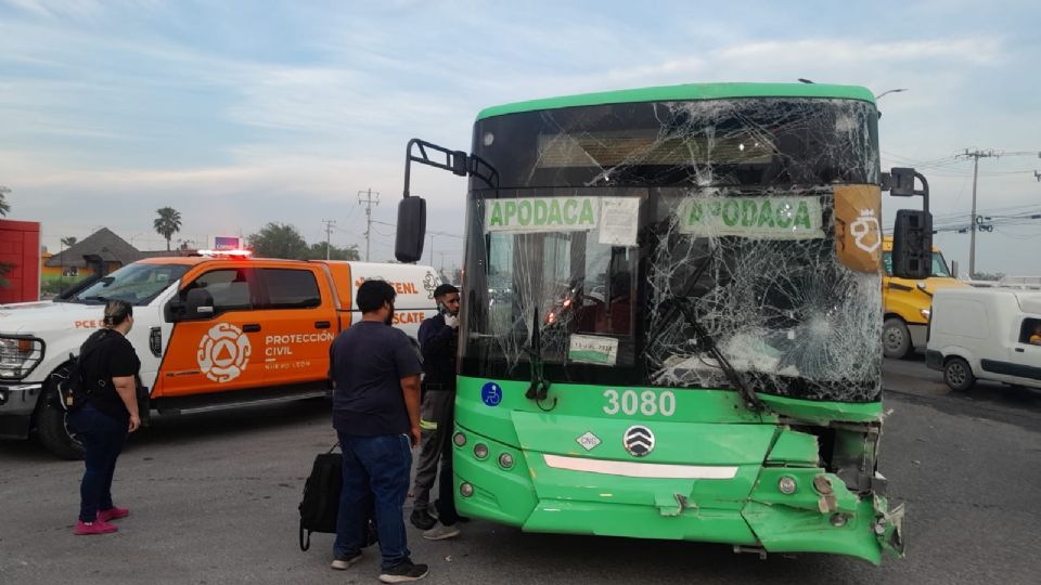 Chocan camiones en Apodaca y dejan varios lesionados