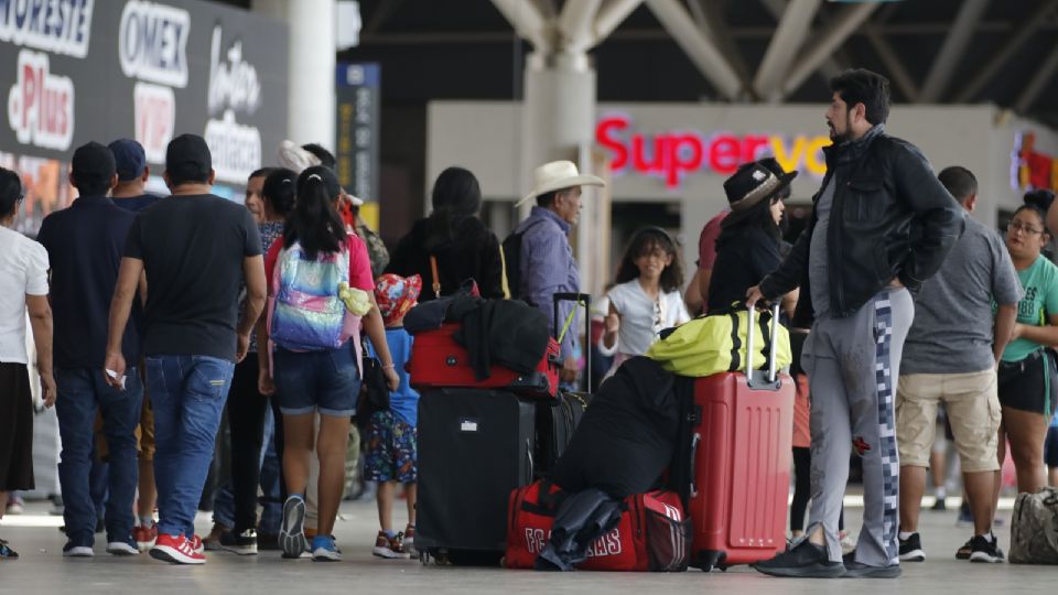 Personas llegan a la Central de Autobuses de Monterrey