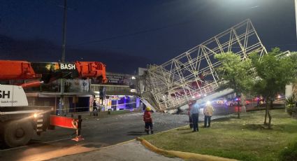 Grúa tumba puente peatonal en avenida De la Aurora, San Nicolas; hay 3 heridos