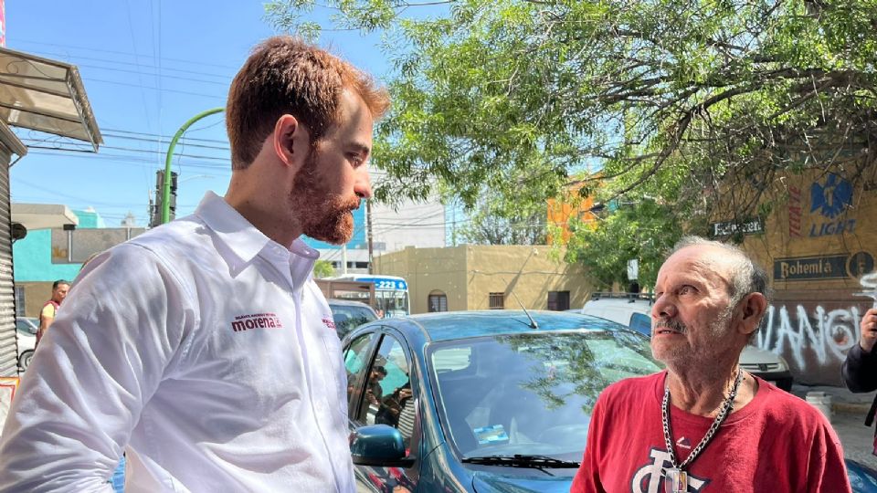 Mauricio Cantó habla con ciudadano en Monterrey