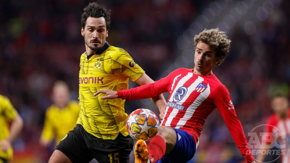 Antoine Griezmann y Mats Hummels disputando el balón.