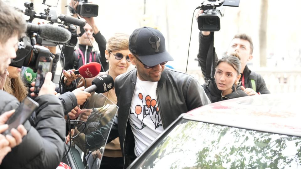 El exfutbolista Dani Alves a su salida de la Audiencia de Barcelona tras cumplir con la comparecencia semanal