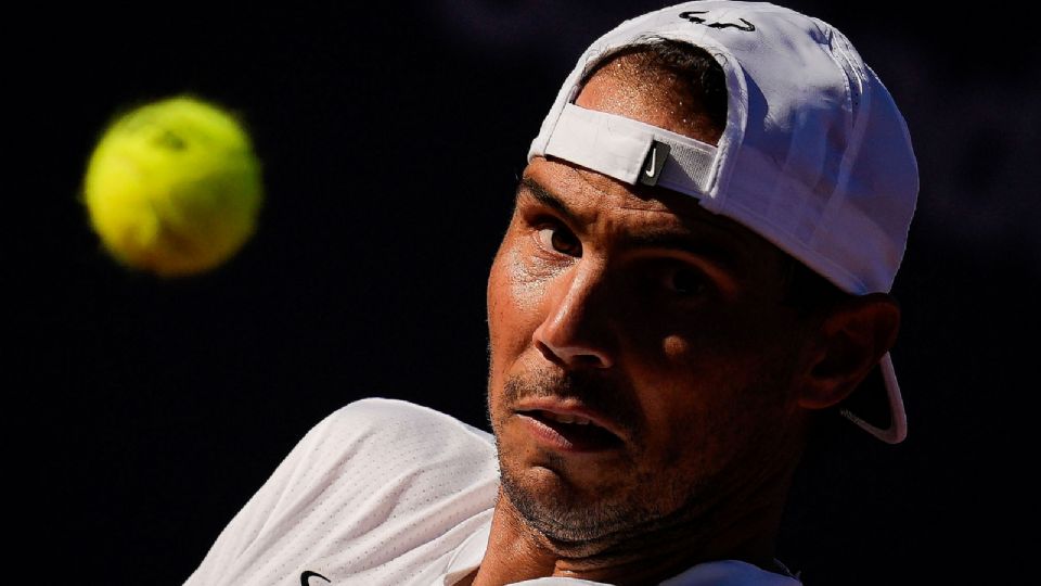 El tenista Rafael Nadal durante su entrenamiento este miércoles en la pista central que lleva su nombre del Real Club de Tenis Barcelona