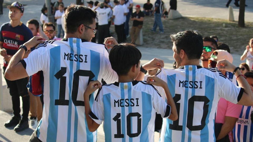 Aficionados asisten al Estadio BBVA con jerseys de Lionel Messi para presenciar el partido entre Rayados e Inter Miami