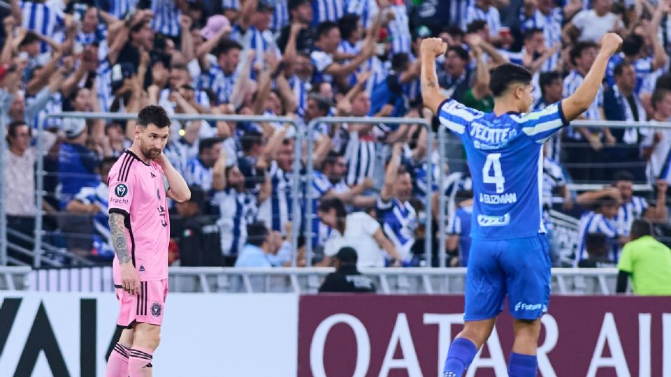 Víctor Guzmán, ante la mirada de Lionel Messi, celebra una de las anotaciones de Rayados ante Inter Miami