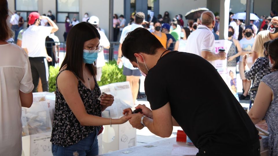 Joven ejerce su derecho al voto en Monterrey