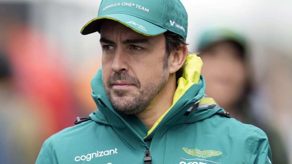 El piloto de Aston Martin, Fernando Alonso, camina por el paddock antes de la primera sesión de práctica para el Gran Premio de Japón de Fórmula 1.