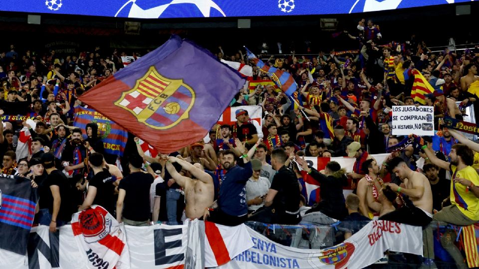 Los aficionados del Barcelona celebran al final del partido de fútbol de ida de los cuartos de final de la Liga de Campeones de la UEFA entre el Paris Saint-Germain y el FC Barcelona.