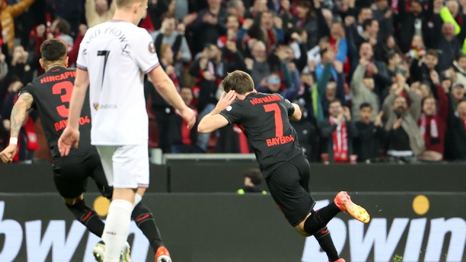 Jonas Hofmann celebra después de marcar un gol en el partido de cuartos de final de la UEFA Europa League, entre el Bayer 04 Leverkusen y el West Ham United FC.