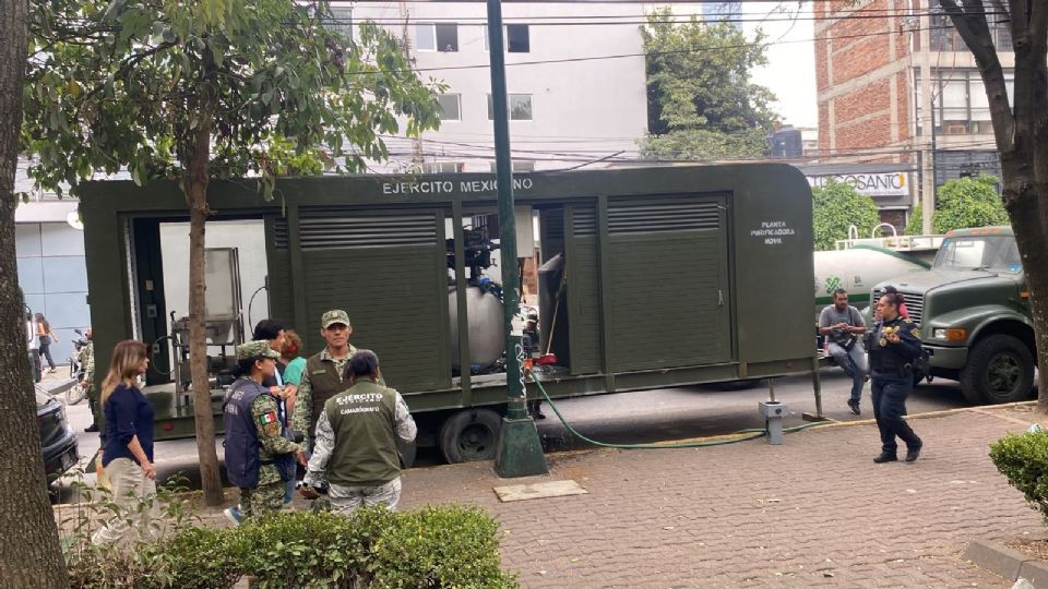 Ejército Mexicano acude a las inmediaciones del parque San Lorenzo, Alcaldía Benito Juárez, para implementar una operación de “labor social”, ante la problemática que existe por contaminación del agua.