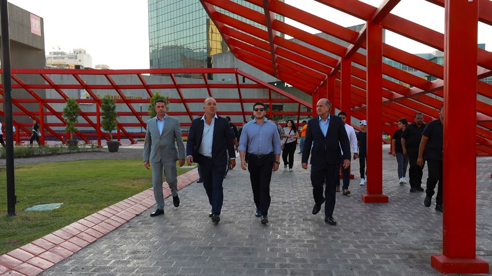 Autoridades en la Macroplaza