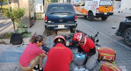 Motociclista se pasa luz roja y es impactado por camioneta en el centro de Monterrey