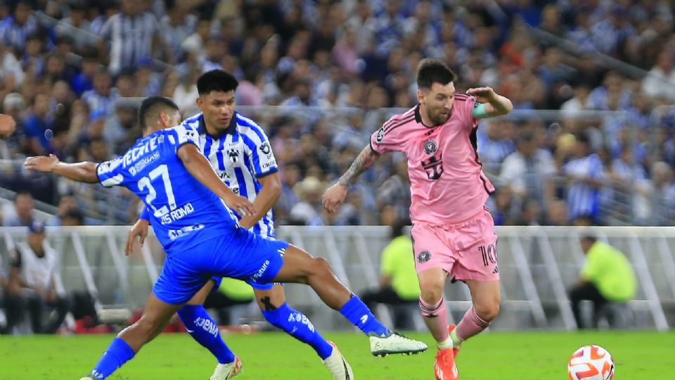 Luis Romo (IU) del Monterrey y Lionel Messi (D) del Inter Miami FC disputan el balón durante el juego de vuelta