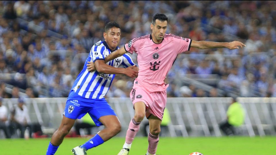 Luis Romo (I) del Monterrey y Sergio Busquets (D) del Inter Miami FC disputan el balón durante el juego de vuelta