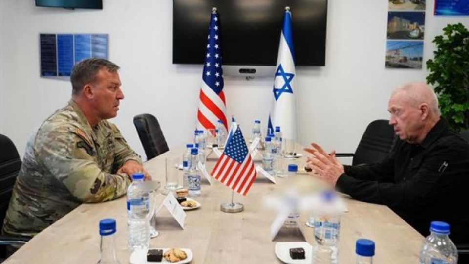 El Ministro de Defensa de Israel, Yoav Gallant (d), y el comandante del CENTCOM de EE. UU., general Michael Erik Kurilla, en la base aérea IAF Hatzor. 

