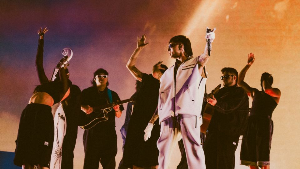 Fotografía cedida por Coachella del cantante Peso Pluma durante el festival en Indio (EE. UU). El cantante mexicano Peso Pluma encendió el escenario principal de Coachella con sus corridos tumbados y homenajeó a los pioneros de la música mexicana en una edición que recibió inesperadamente a Billie Eilish y a Shakira.