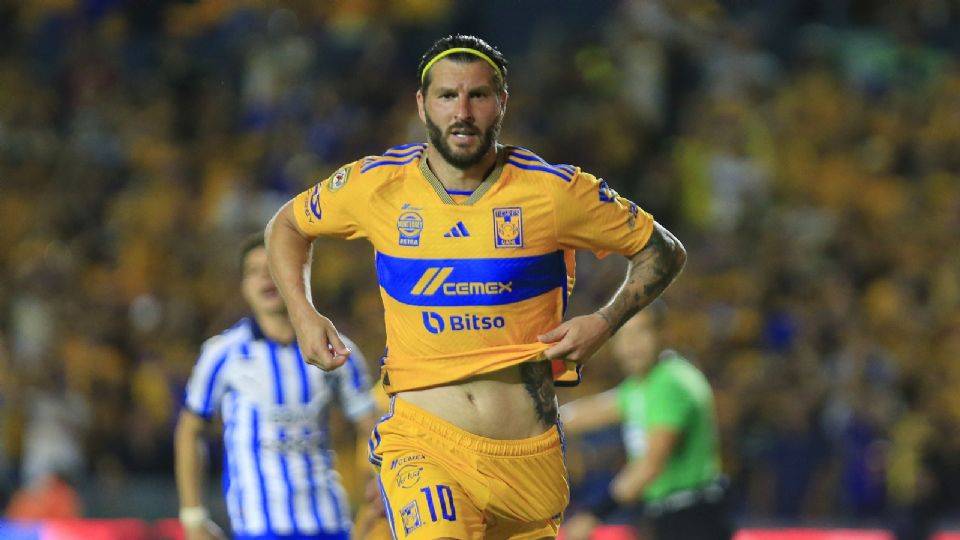 Andre-Pierre Gignac festeja su gol frente a Rayados en el Clásico Regio 133 en el Universitario