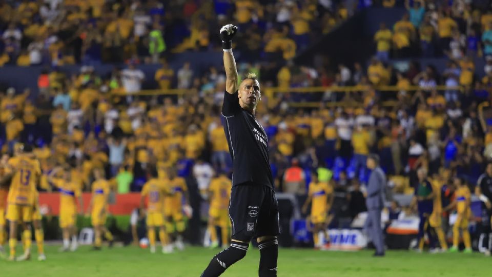 Nahuel Guzman, portero del Tigres en festejo después de un gol en el Clásico Regio