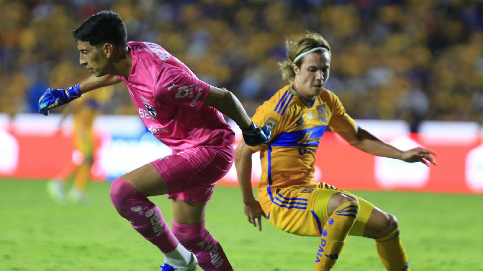 Esteban Andrada, portero de Rayados, y Sebastián Córdova, jugador de Tigres disputan un balón en el Clásico Regio 133 en el Estadio Universitario