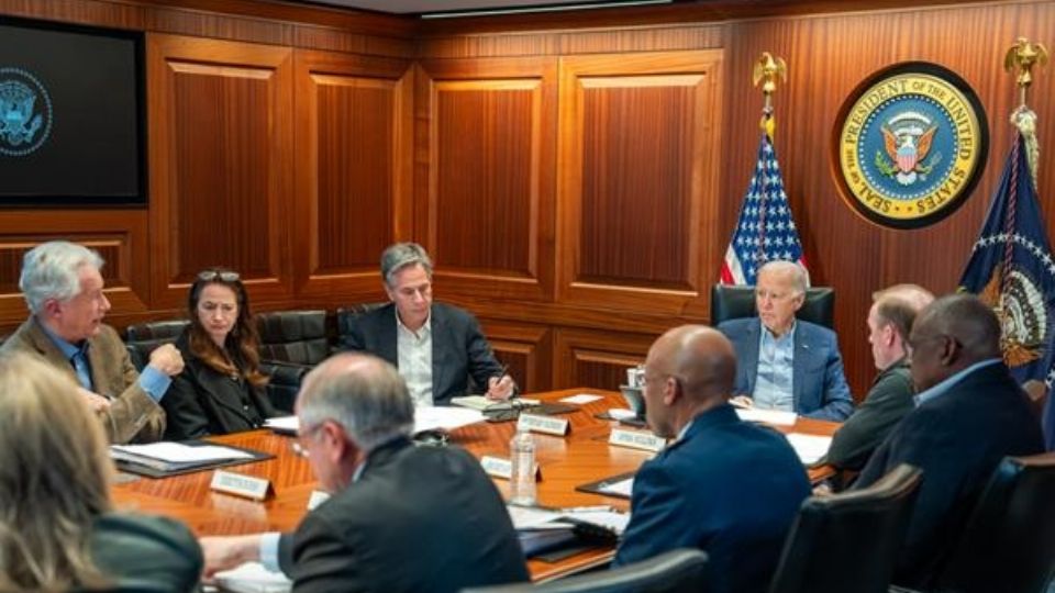 Joe Biden en la sala de crisis de la Casa Blanca.