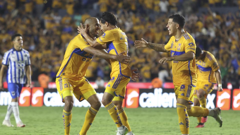 Diego Lainez del Tigres festeja su gol en el clásico 133 disputado en el Estadio Universitario