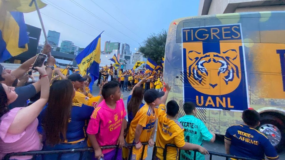 Los aficionados de Tigres se dieron cita a las afueras del hotel de concentración para despedir a su equipo rumbo al Estadio BBVA.