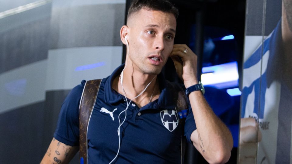 Sergio Canales ingresando al Estadio BBVA para disputar el Clásico Regio