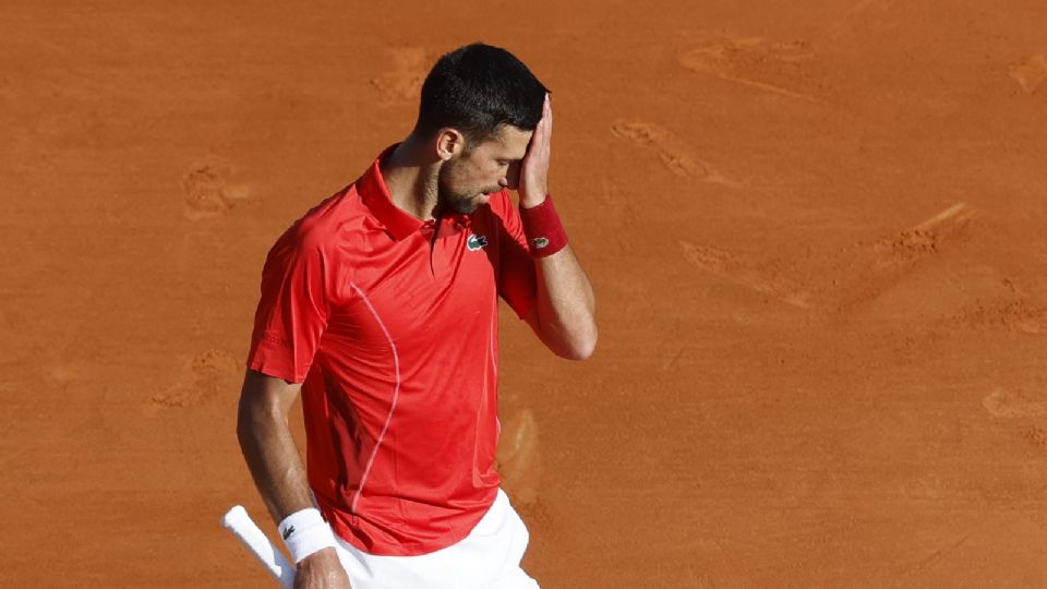 Novak Djokovic reacciona durante su partido de semifinales contra Casper Ruud en el Masters de Montecarlo de la ATP.