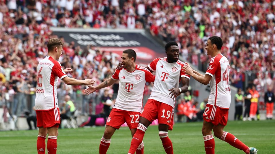 Raphael Guerreiro de Munich (2-L) celebra con sus compañeros de equipo después de marcar en el partido de la Bundesliga entre el FC Bayern Munich y el 1. FC Colonia.