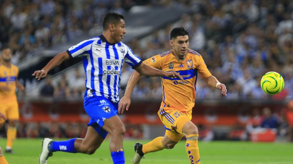 Luis Romo del Monterrey y Jesus Angulo de Tigres durante el juego de la jornada 15 del Torneo Clausura 2024