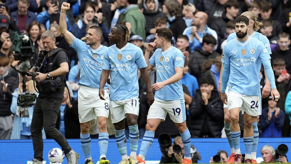 El jugador del Manchester City, Mateo Kovacic (I), celebra con sus compañeros después de marcar su gol  durante el partido de la Premier League entre el Manchester City y Luton Town.