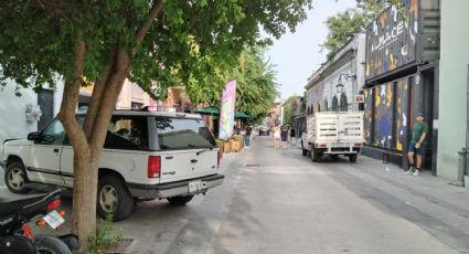 Autos invaden calle peatonal Morelos en Barrio Antiguo, Monterrey