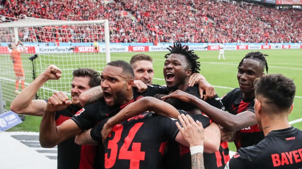 El Bayer Leverkusen se coronó como campeón alemán al derrotar al Werder Bremen por 5-0.