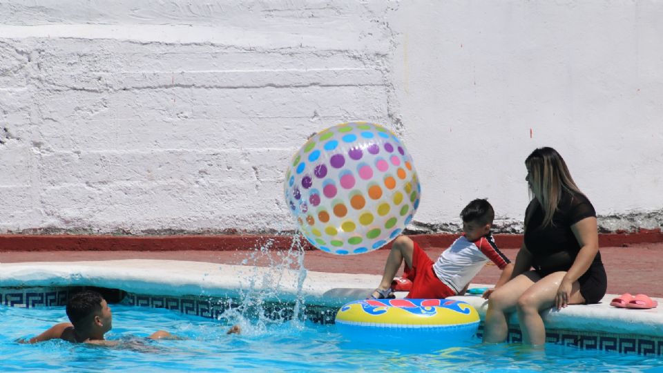 Regios disfrutan domingo en las albercas.