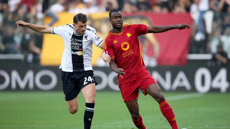 El costamarfileño Evan Ndicka, defensa del Roma, se desplomó este domingo durante el duelo entre Udinese y Roma.