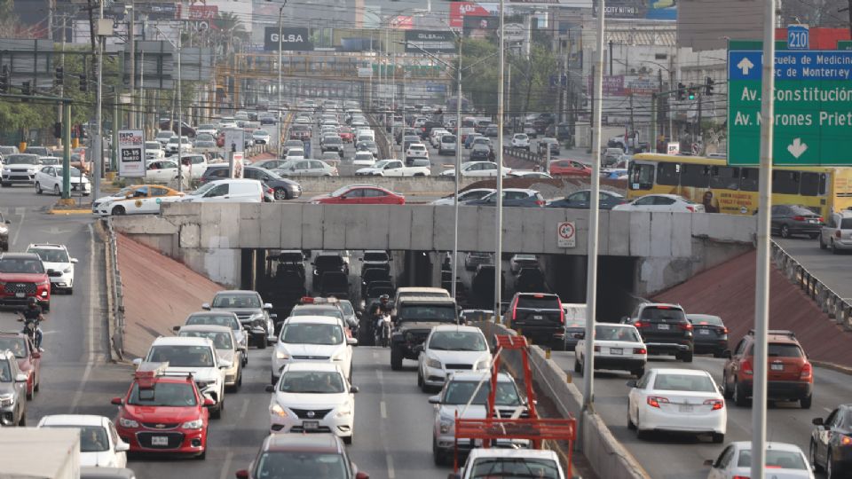 Flujo vehicular en Monterrey, Nuevo León.